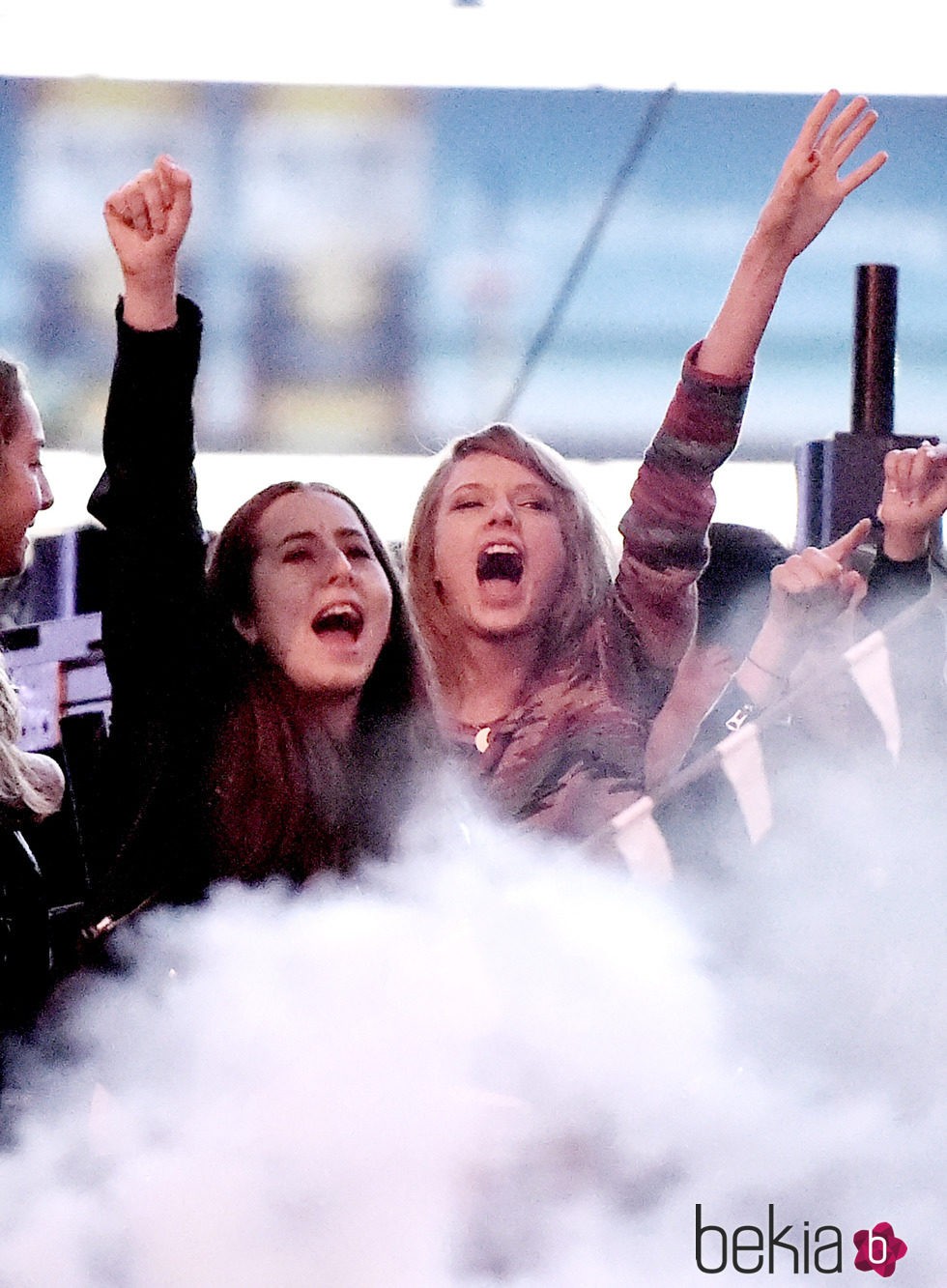 Taylor Swift viendo a Calvin Harris en el 102.7 KIIS FM Wango Tango 2015