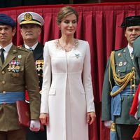 La Reina Letizia con el traje de la proclamación de Felipe VI en la entrega de la Enseña Nacional a la Guardia Civil