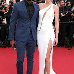 Doutzen Kroes y Sunnery James en la ceremonia de inauguración del Festival de Cannes 2015