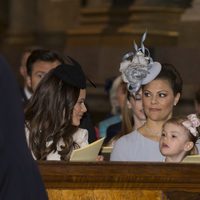 Sofia Hellvist mira cariñosamente a Estela de Suecia en la lectura de sus amonestaciones prenupciales