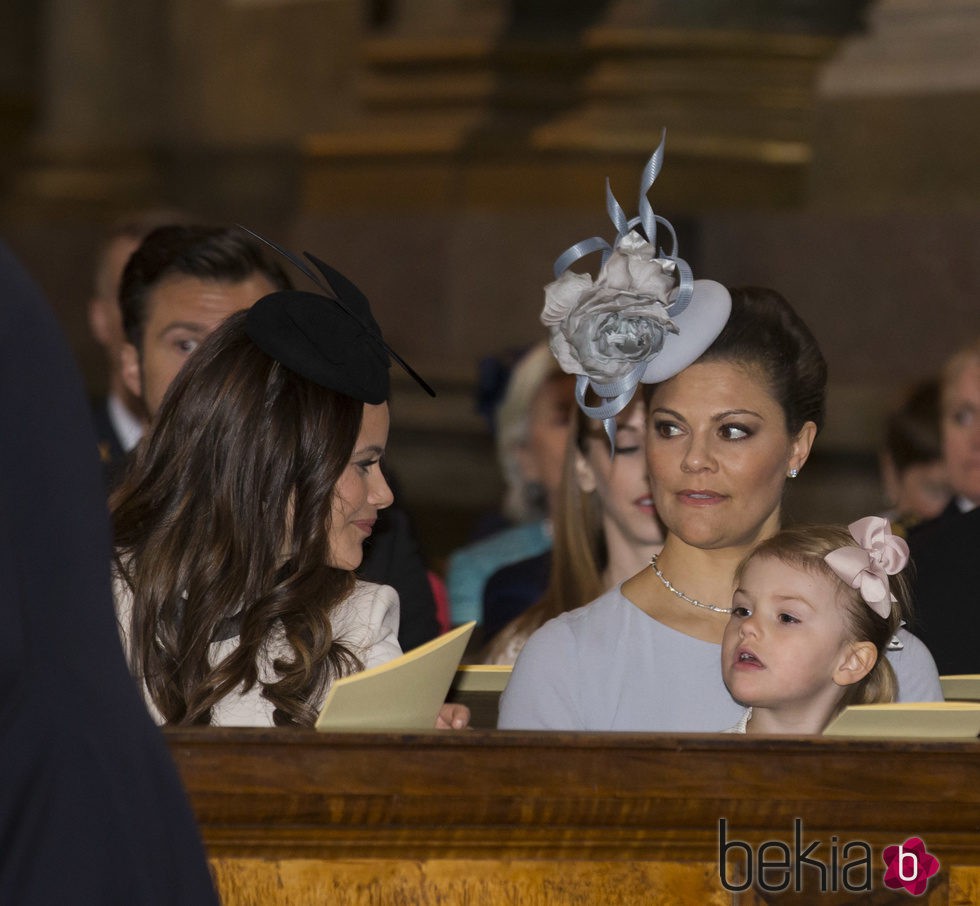 Sofia Hellvist mira cariñosamente a Estela de Suecia en la lectura de sus amonestaciones prenupciales