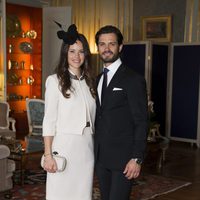 Carlos Felipe de Suecia y Sofia Hellqvist posan tras la lectura de sus amonestaciones prenupciales