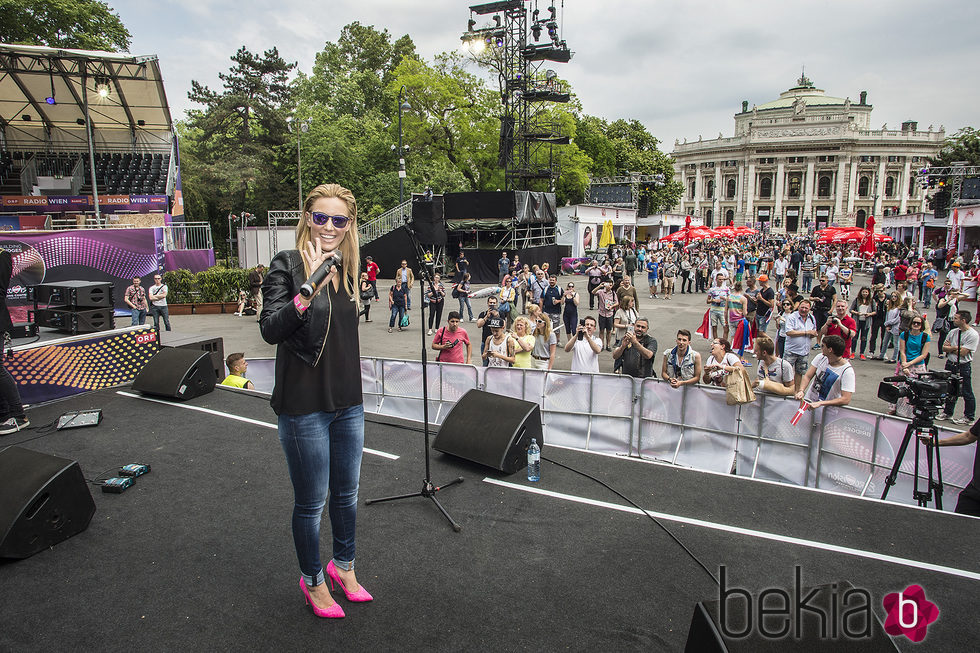 Edurne durante uno de los ensayos en el Eurovision Village de Viena