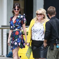 Dakota Johnson con su compañera de reparto Rebel Wilson en 'How To Be Single'