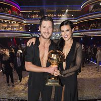 Rumer Willis y Val Chmerkovskiy con el premio de 'Dancing With The Stars'