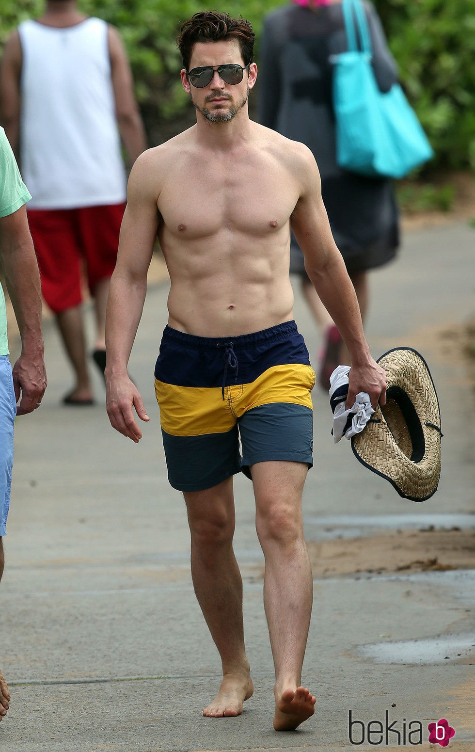 Matt Bomer luce abdominales en una playa de Hawaii