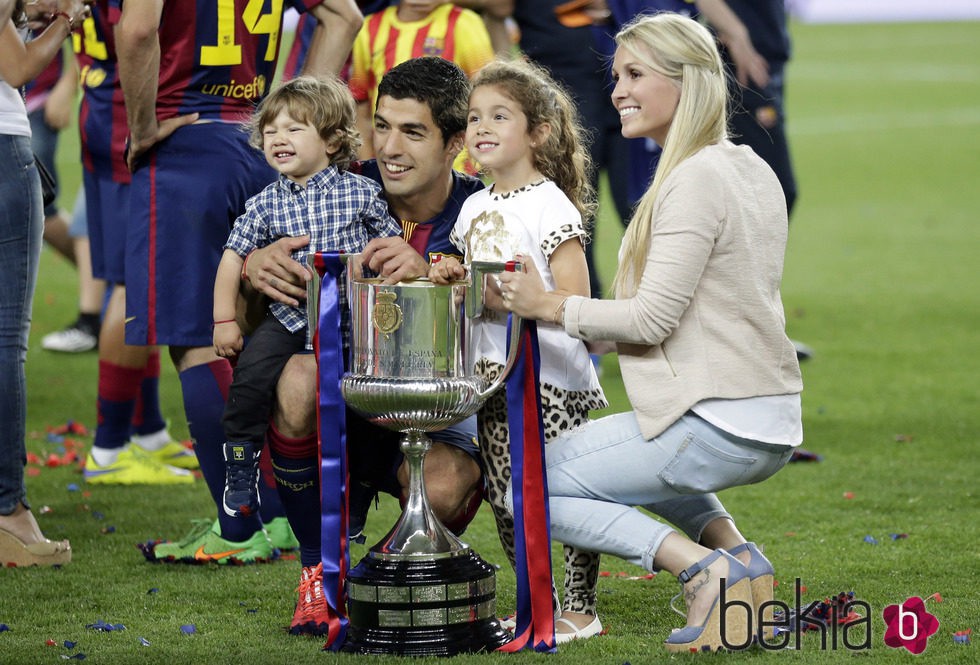 Luis Suárez y su familia posan con la Copa del Rey 2015