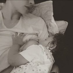 Doutzen Kroes amamantando a su hija Myllena