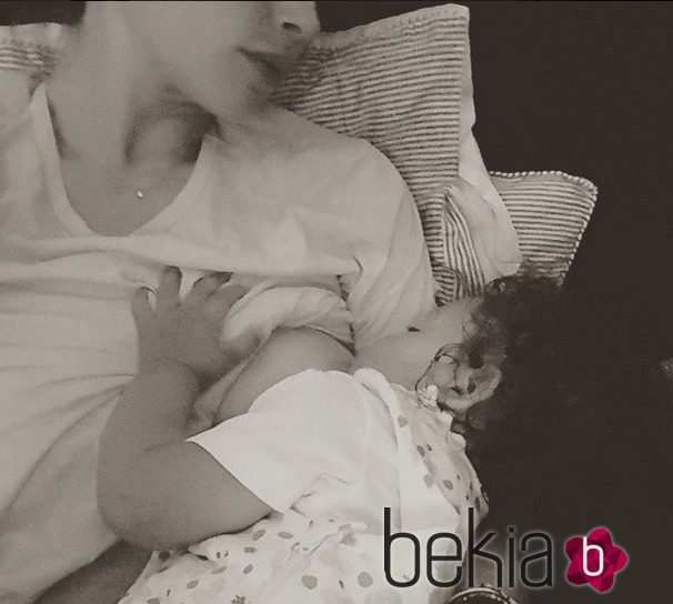 Doutzen Kroes amamantando a su hija Myllena