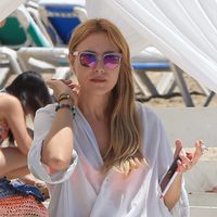 Berta Collado en una playa de Ibiza tomando algo