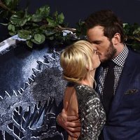 Anna Faris y Chris Pratt besándose en el estreno de 'Jurassic World' en Los Angeles