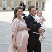 Magdalena de Suecia y Chris O'Neill con su hija Leonor en la boda de Carlos Felipe de Suecia y Sofia Hellqvist