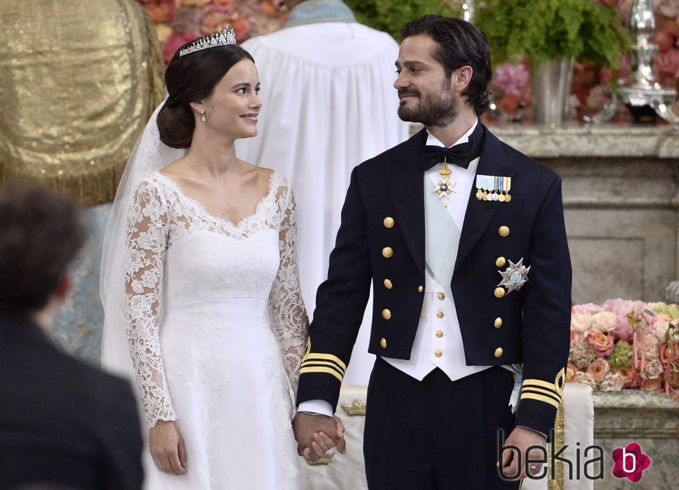 Carlos Felipe de Suecia y Sofia Hellqvist se dedican una tierna mirada en su boda