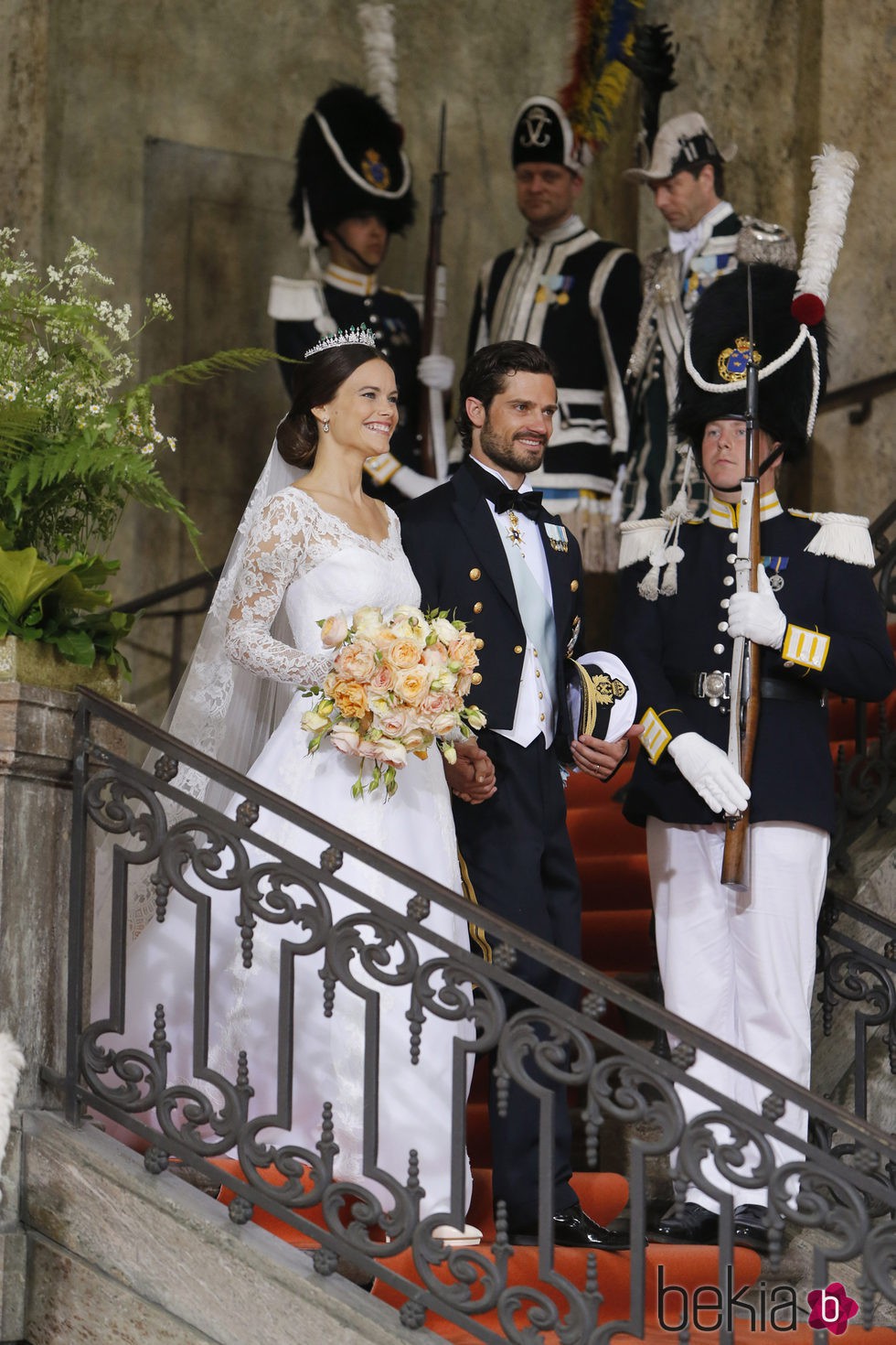 Carlos Felipe de Suecia y Sofia Hellqvist salen de la Capilla del Palacio Real tras casarse