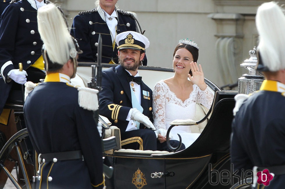 Carlos Felipe de Suecia y Sofia Hellqvist pasean en coche de caballos tras su boda