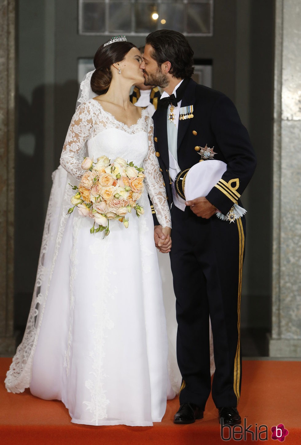 Carlos Felipe de Suecia y Sofia Hellqvist se besan tras su boda