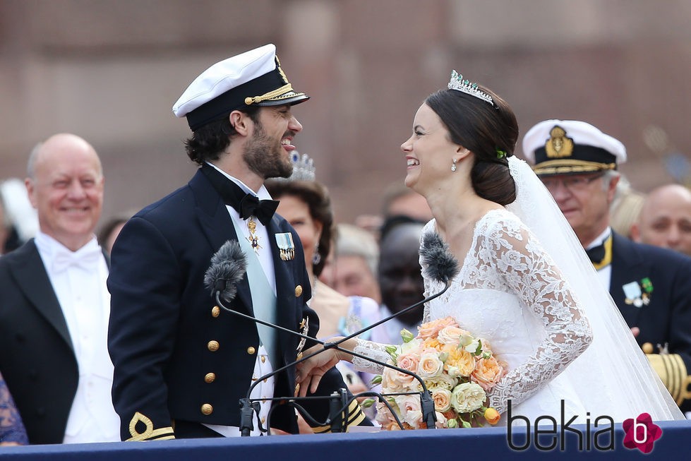 Carlos Felipe de Suecia y Sofia Hellvist, ríen divertidos en su boda