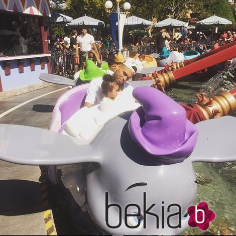Chris Brown y su hija Royalty en Disneyland