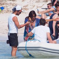 Cesc Fàbregas ayuda a Daniella Semaan a subir a una lancha en Formentera