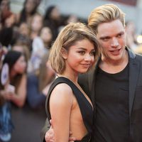 Sarah Hyland y Dominic Sherwood en la alfombra roja de los Much Music Video Awards 2015