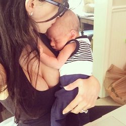 Hilaria Baldwin con su hijo Rafael