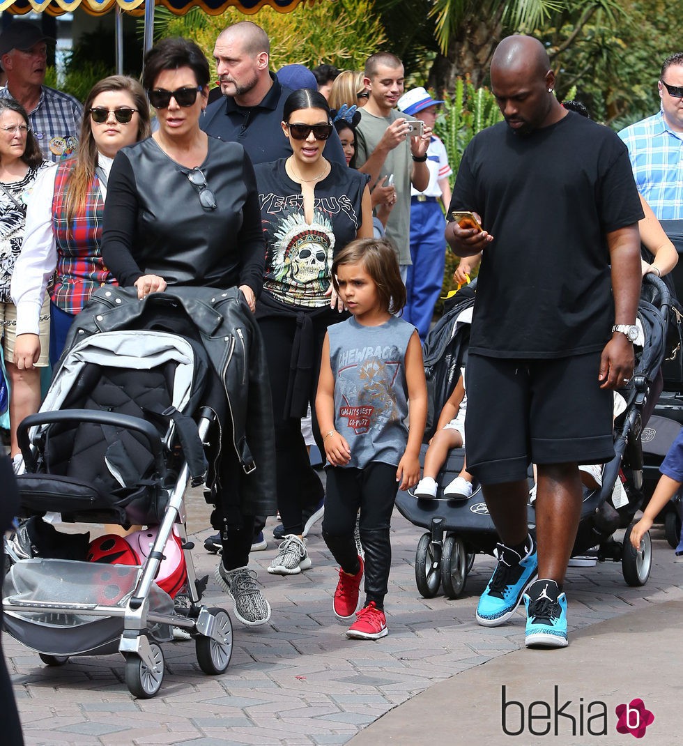 Los Kardashian-Jenner en el cumpleaños de Penelope en Disneyland