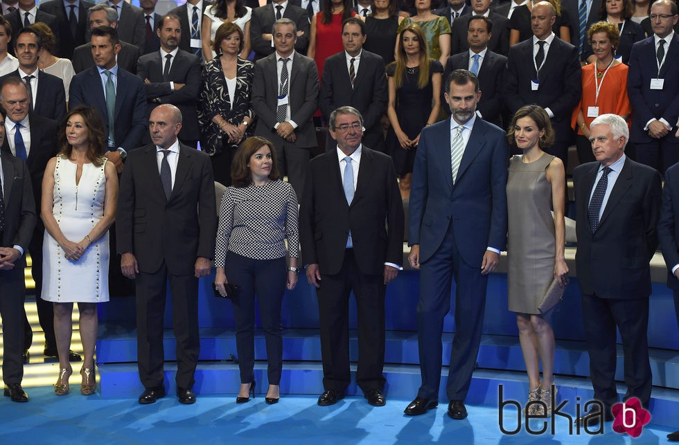 Los Reyes junto a los responsables y rostros conocidos de Mediaset