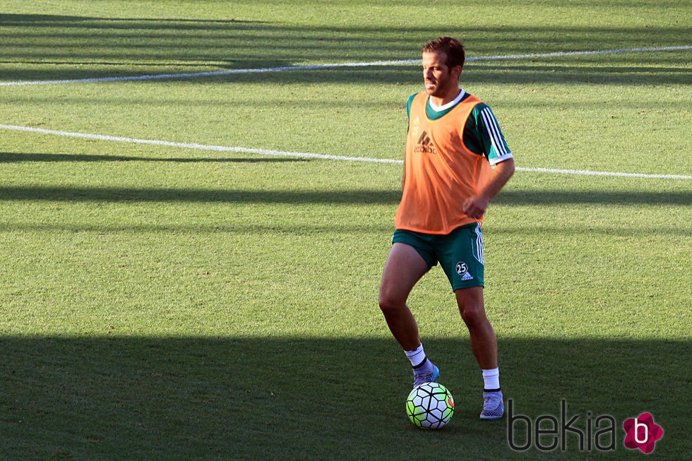 Rafael Van der Vaart entrenando con el Betis tras su ruptura con Sabia Boulahrouz
