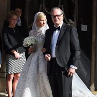 Nicky Hilton acompañada de su padre Richard Hilton en el día de su boda