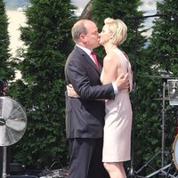 Los Príncipes Alberto y Charlene de Mónaco besándose