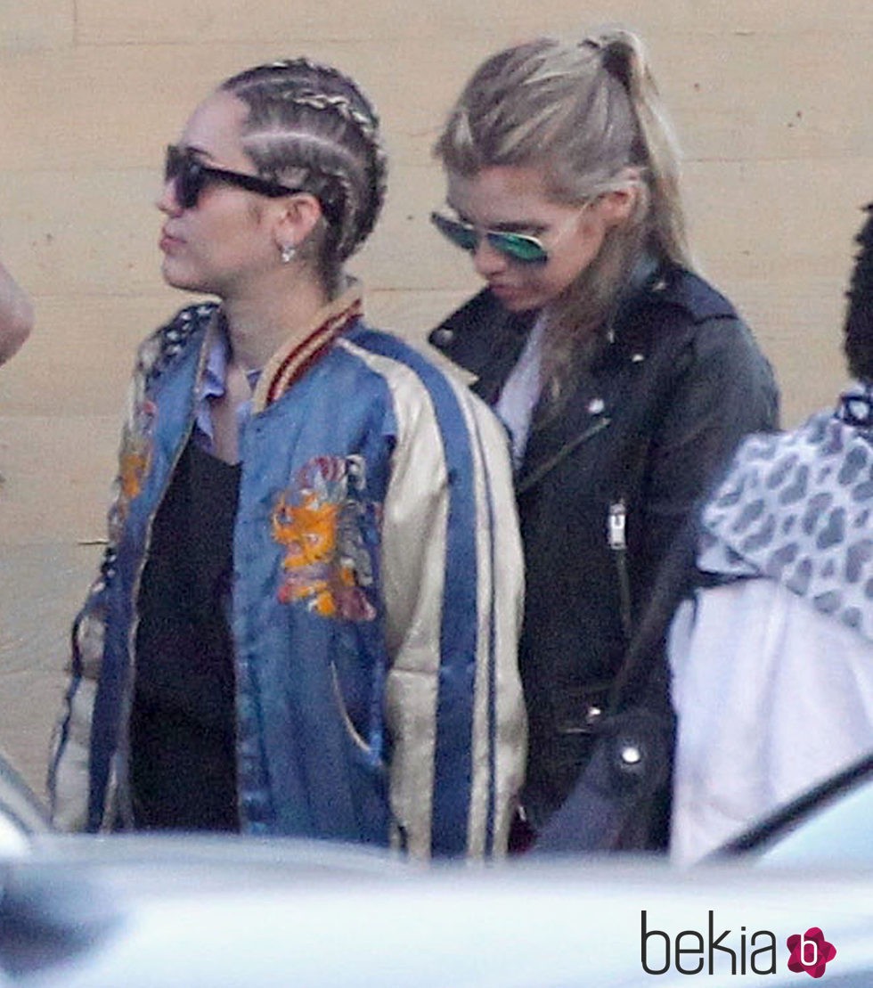 Miley Cyrus y Stella Maxwell a la entrada del restaurante en el que fueron a comer