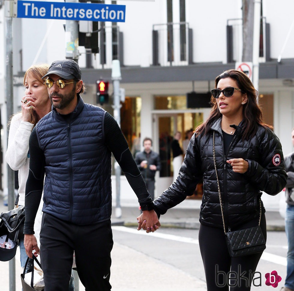 Eva Longoria con su chico Jose Antonio Baston paseando
