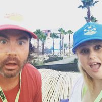Rebel Wilson y Mickey gooch disfrutan de Barcelona