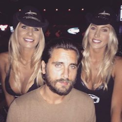 Scott Disick posa con dos rubias en una fiesta en Canadá
