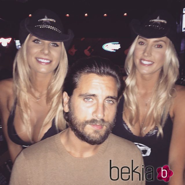 Scott Disick posa con dos rubias en una fiesta en Canadá