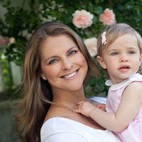 Posado de la Princesa Magdalena de Suecia con su hija la Princesa Leonor