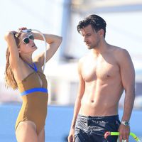 Olivia Palermo y su marido Johannes Huelbs dándose una ducha abordo del yate