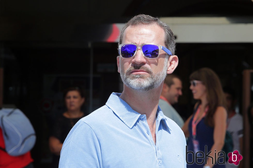 El Rey Felipe con gafas de sol en su primera aparición en la Copa del Rey de Vela 2015