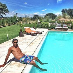 Fernando Verdasco luce torso desnudo en bañador en su piscina