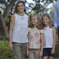 La Reina Letizia con sus hijas Leonor y Sofía en su posado en Marivent