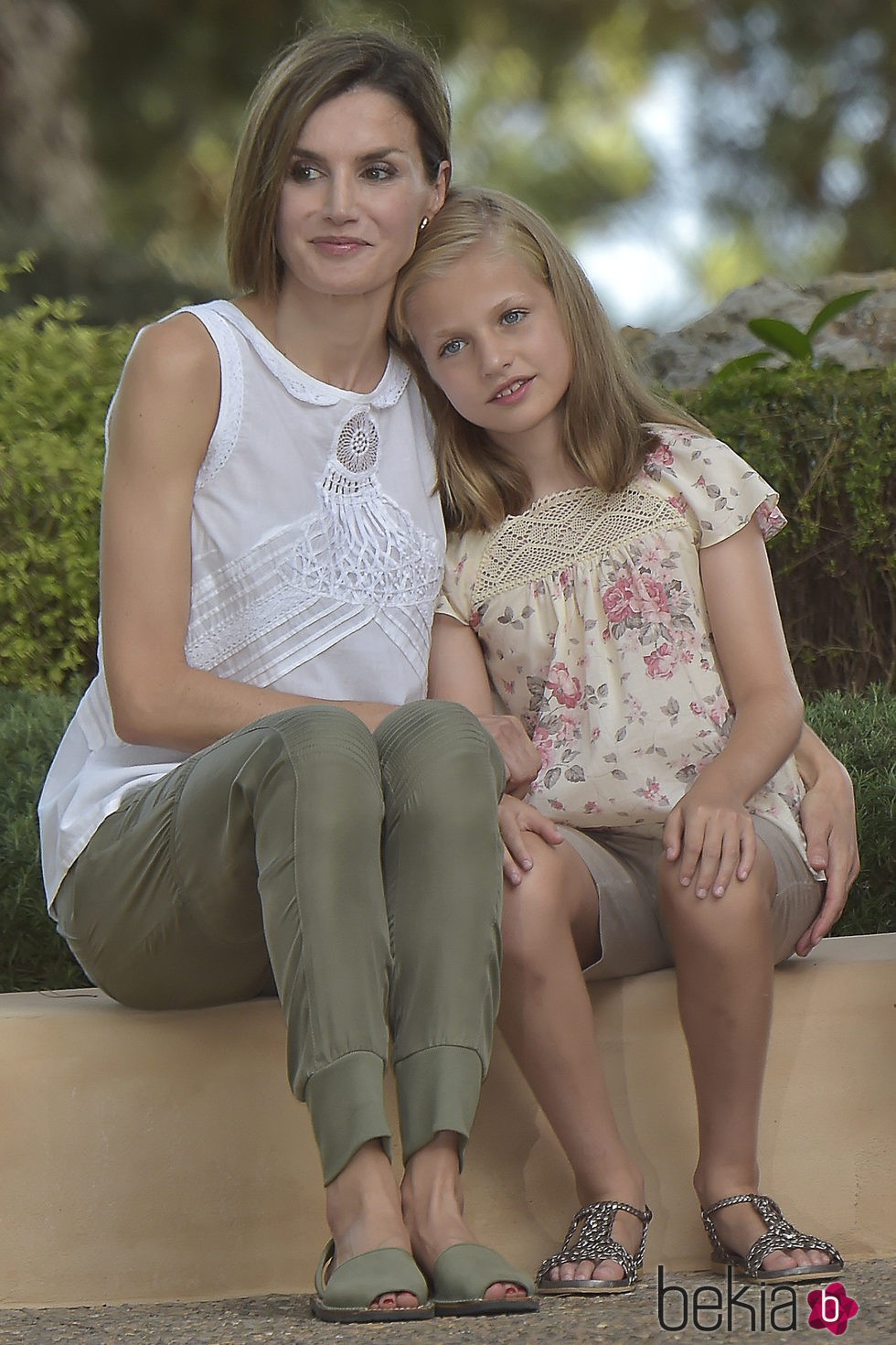 La Reina Letizia y la Princesa Leonor, muy cariñosas en su posado en Marivent