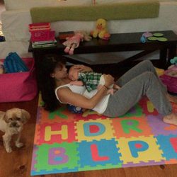 Hilaria Baldwin muestra su particular forma de hacer abdominales