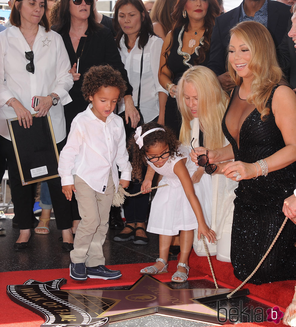 Mariah Carey estrena su estrella en el Paseo de la Fama con ayuda de sus hijos