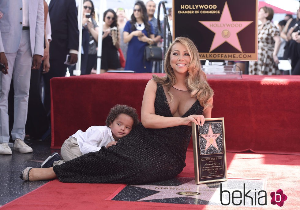 Mariah Carey junto a su estrella en el Paseo de la Fama con su hijo Moroccan Cannon