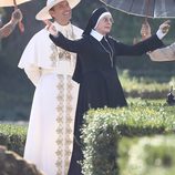 Jude Law y Diane Keaton en el rodaje de 'The Young Pope' en Roma