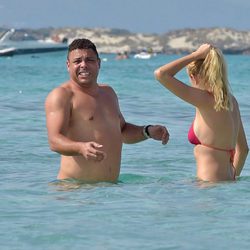 Ronaldo con mucho frío en bañador con su novia Celina Locks en Formentera