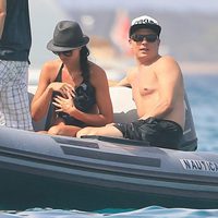 Kimi Raikkonen y Minttu Virtanen en una lancha en Ibiza