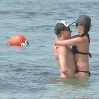 Kimi Raikkonen y Minttu Virtanen dándose un chapuzón en Ibiza