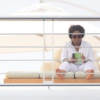 Oprah Winfrey, leyendo en sus relajadas vacaciones