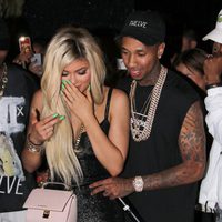 Tyga acompaña a Kylie hasta su regalo